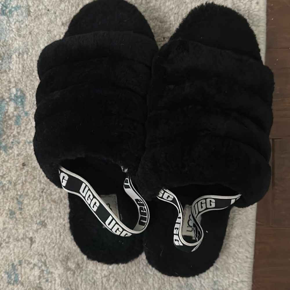 UGG SLIPPERS